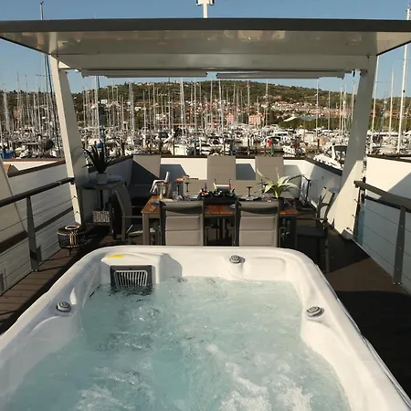 Floating House Maui *