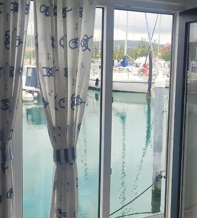 Floating House Maui בית נופש *