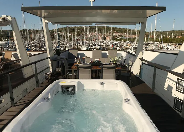 Floating House Maui *