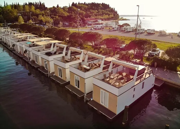 Floating House Maui ポルトローシュ